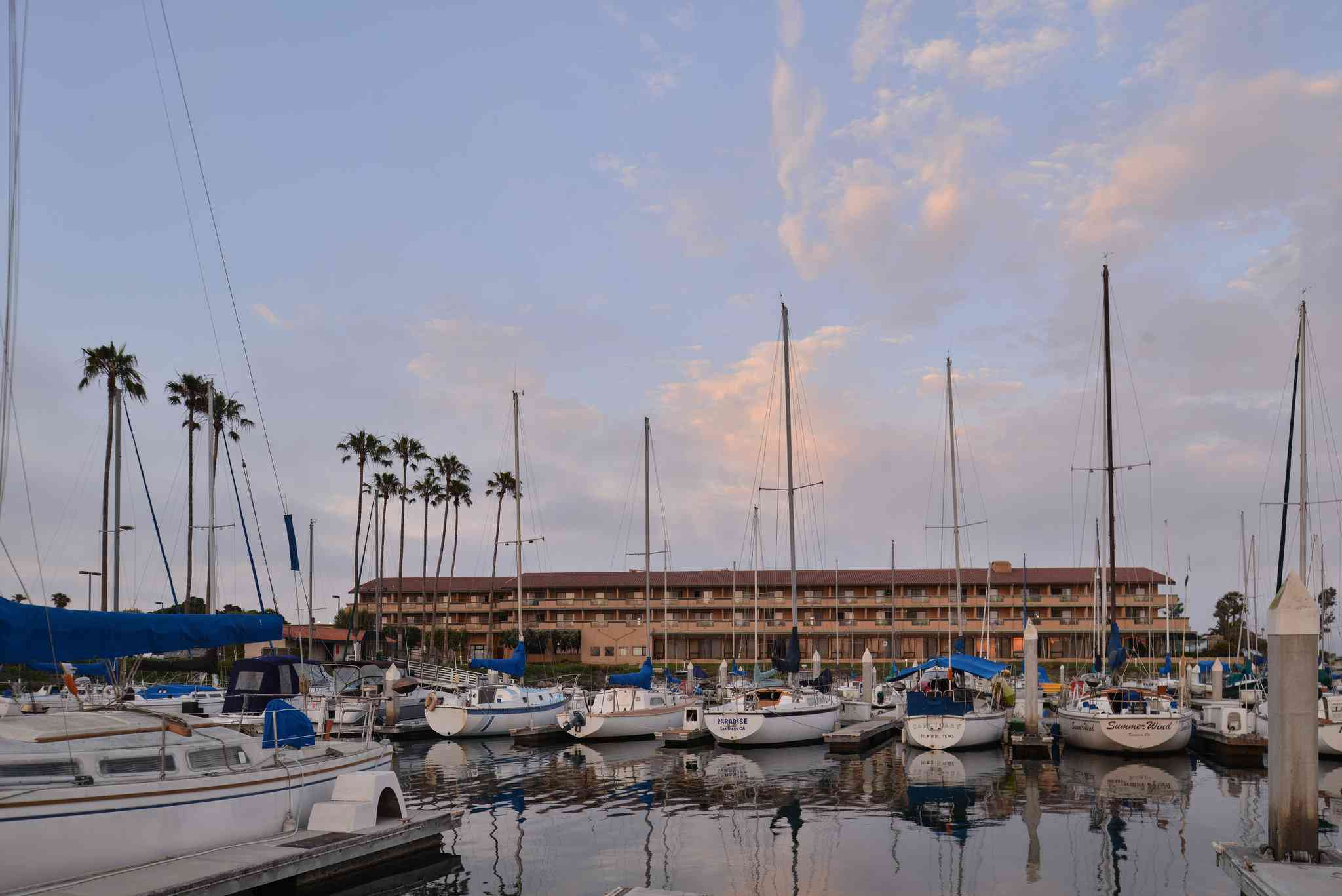 Holiday Inn Express & Suites Ventura Harbor в Вентура, CA
