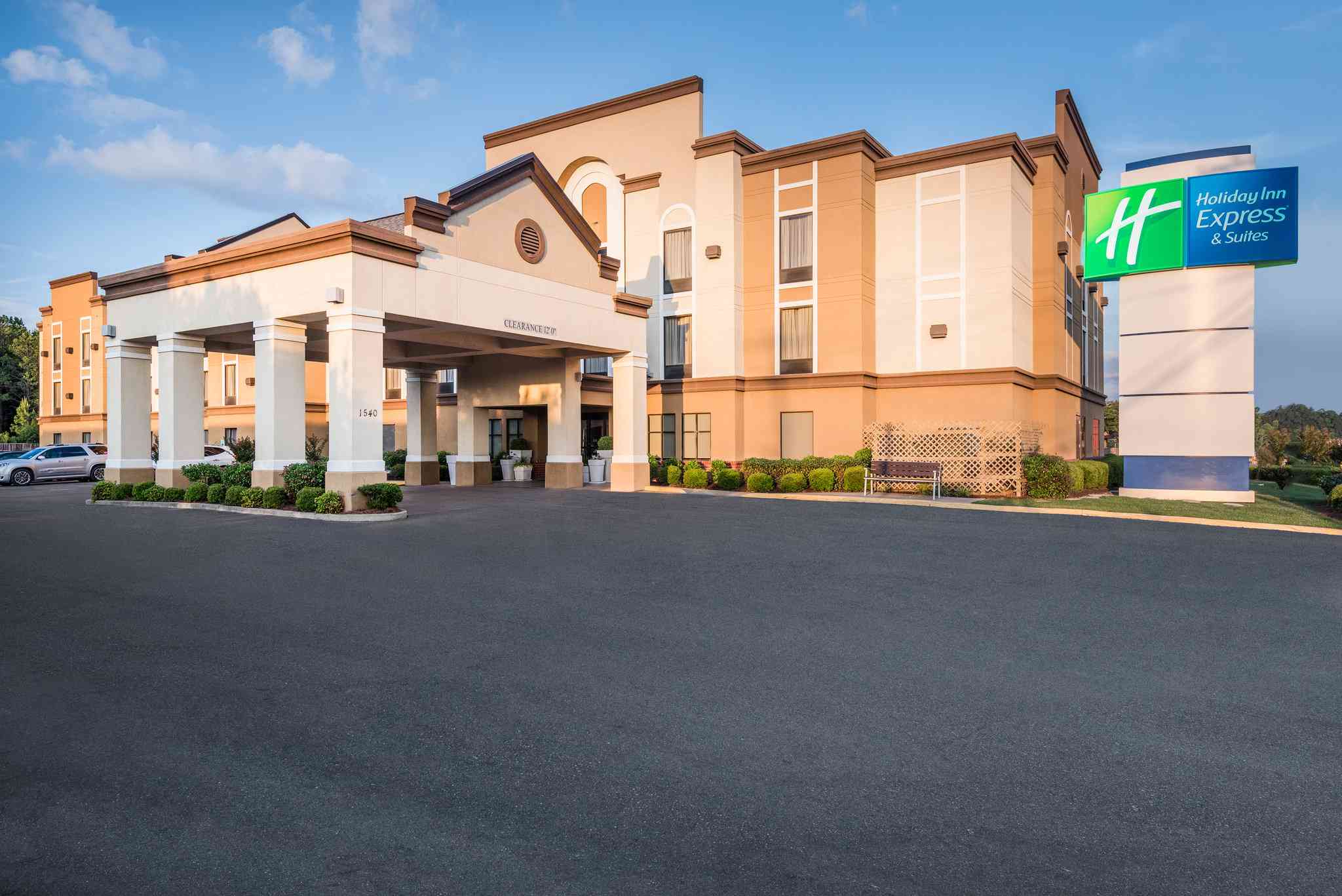 Holiday Inn Express Hotel & Suites Grenada в Гренада, MS