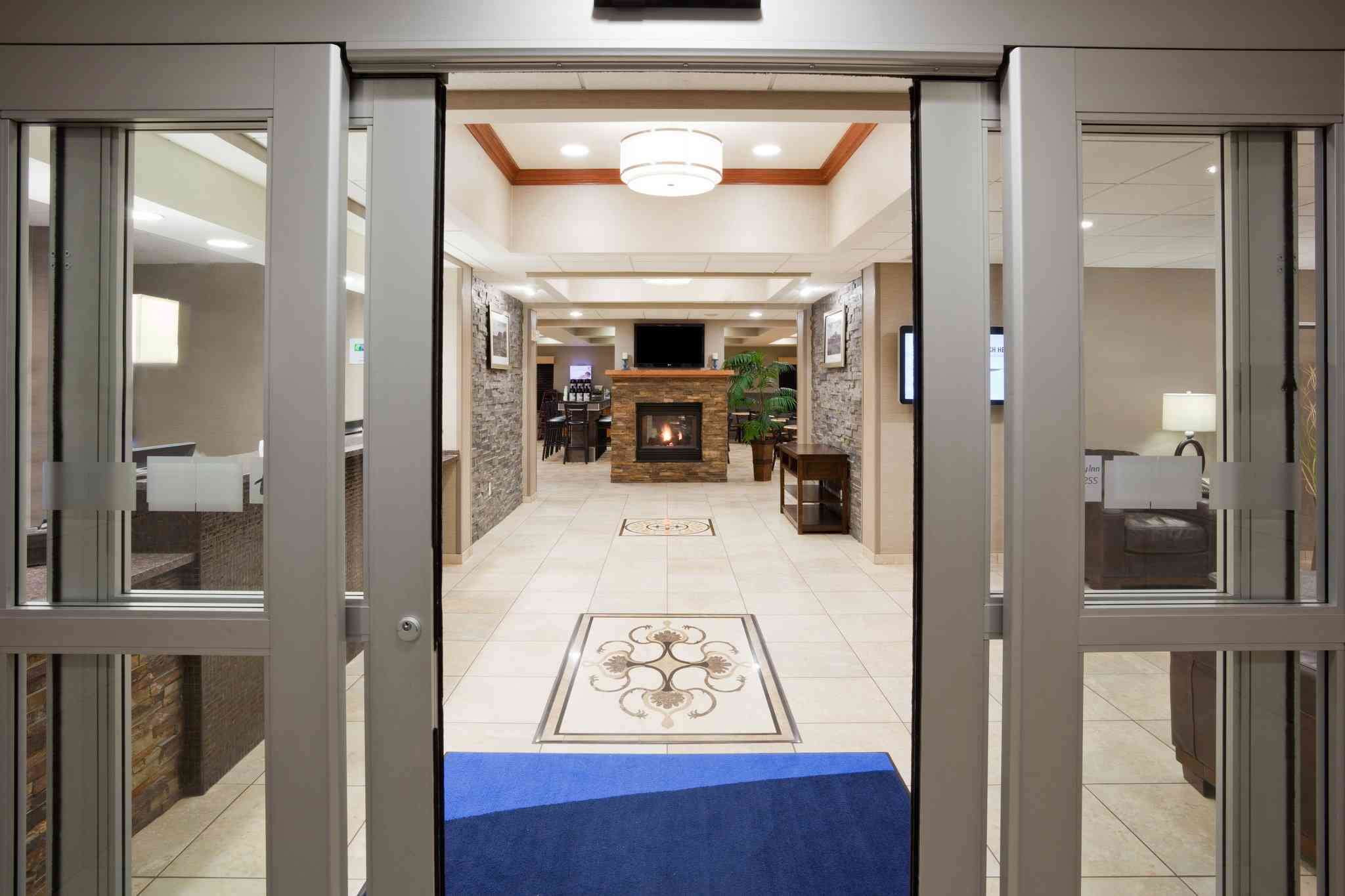 Holiday Inn Express Hotel & Suites Aberdeen в Абердин, SD