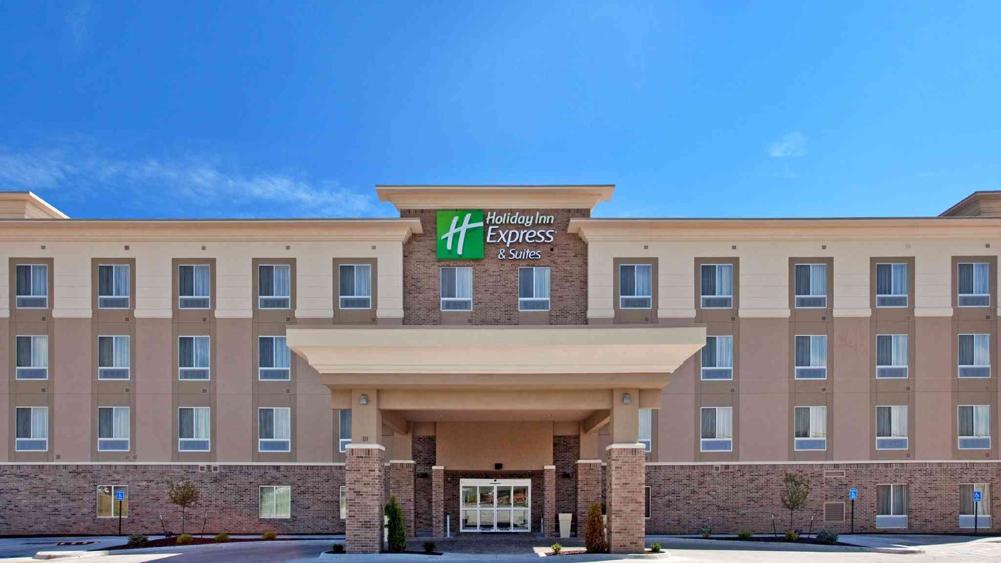 Holiday Inn Express Hotel & Suites Topeka North a Topeka, KS
