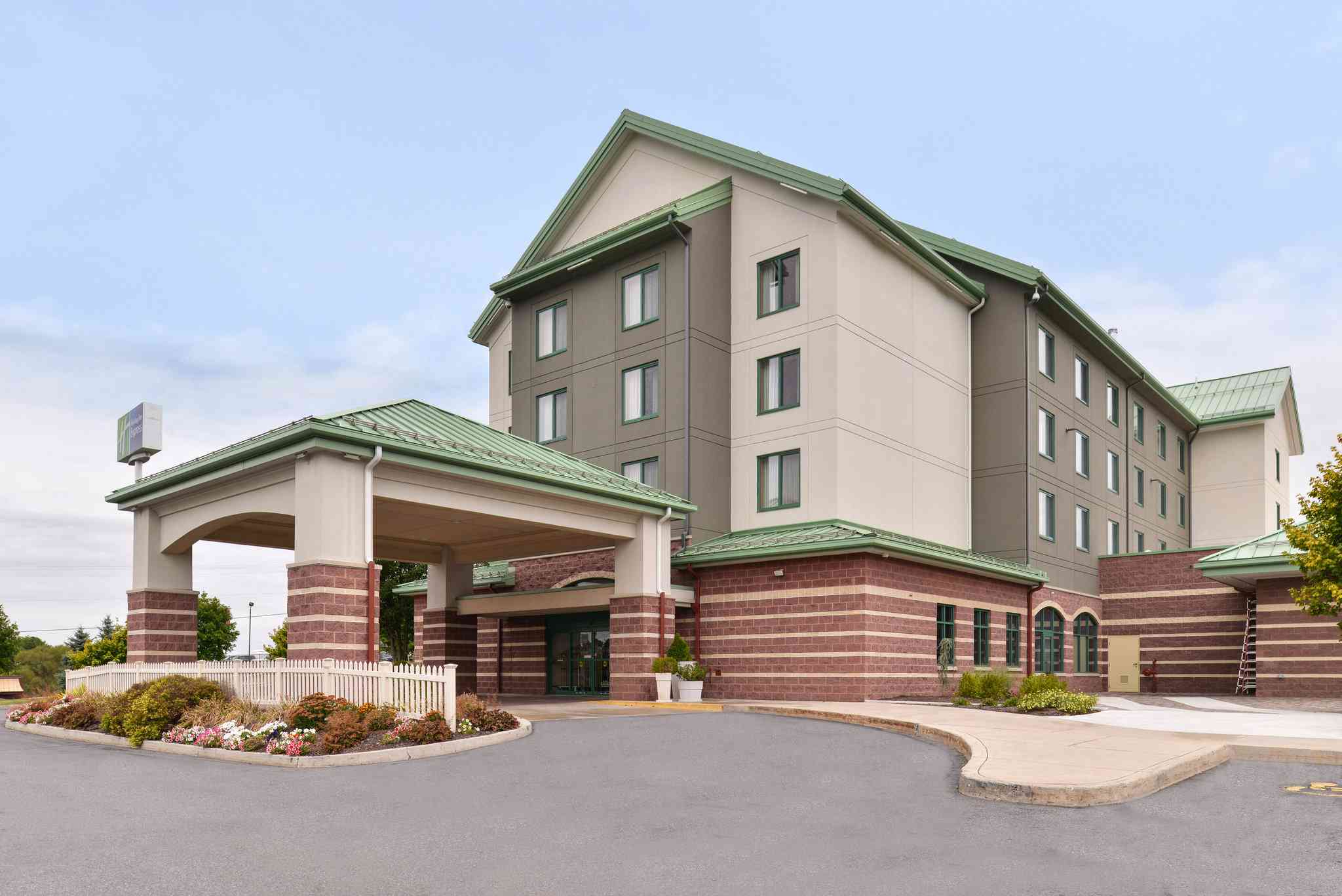 Holiday Inn Express Breezewood в Бризвуд, PA