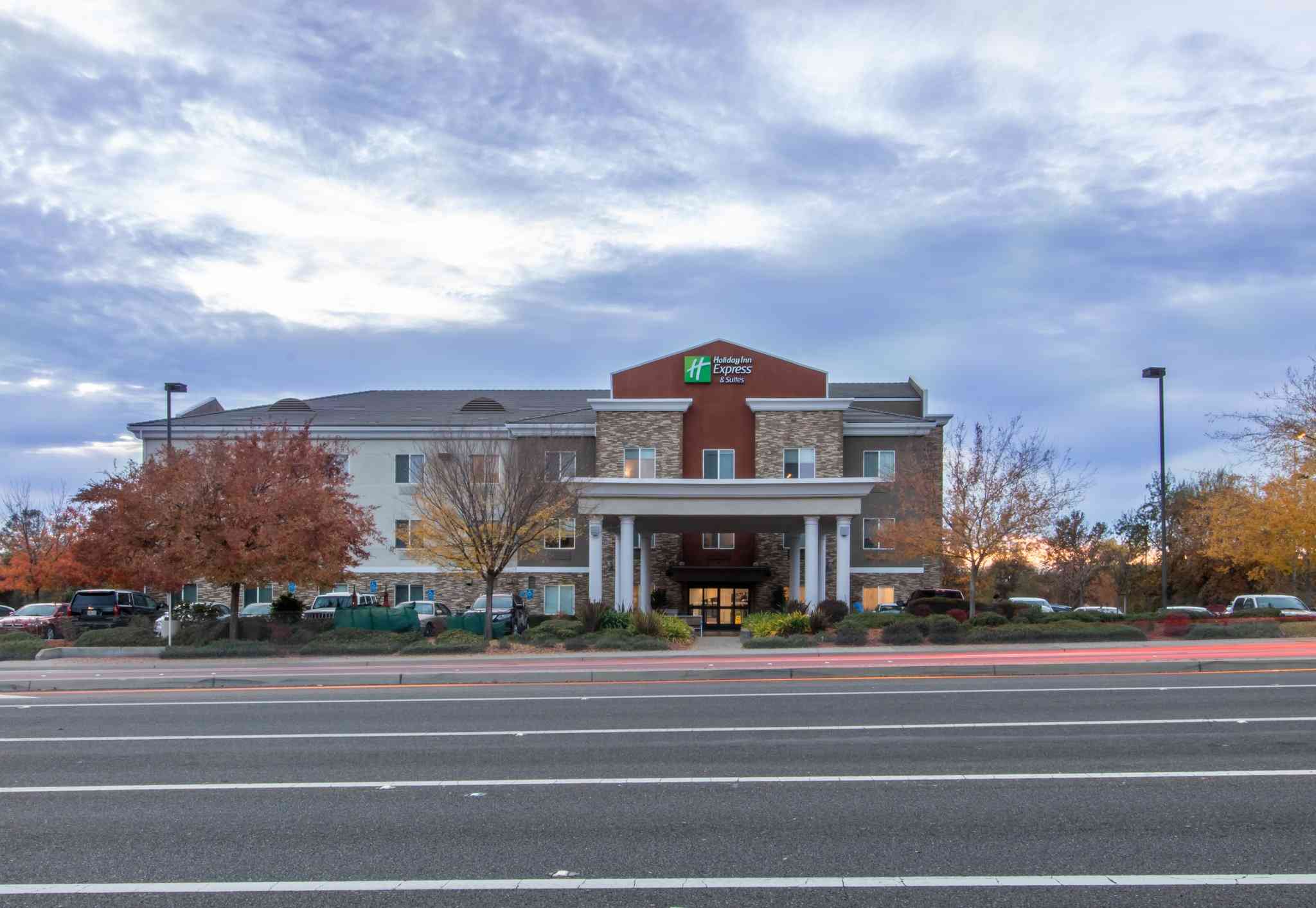 Holiday Inn Express Hotel & Suites Roseville - Galleria Area в Розвилл, CA