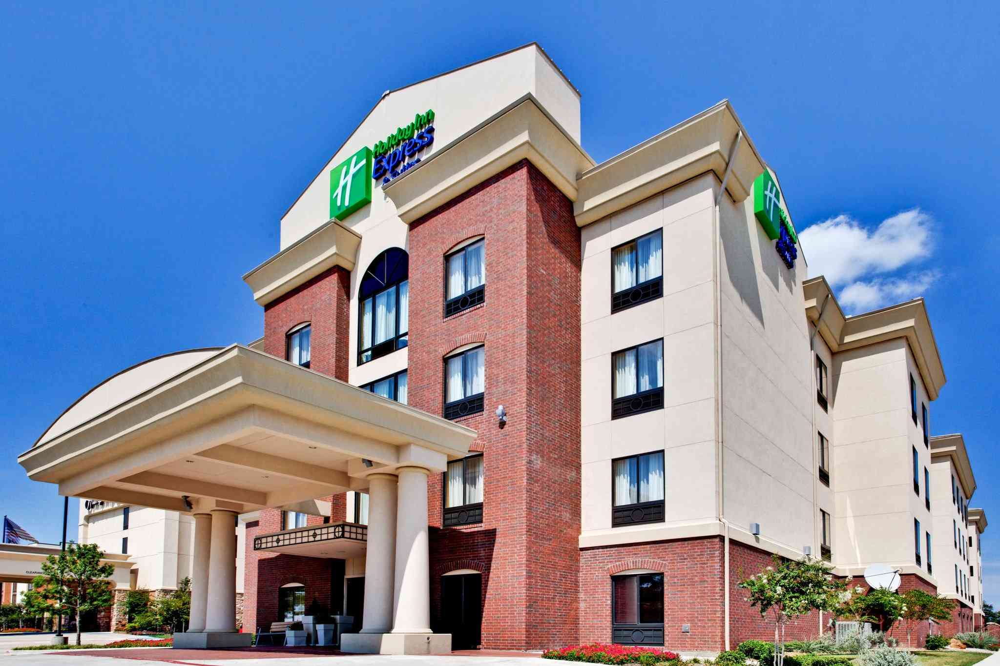 Holiday Inn Express Hotel & Suites DFW West-Hurst в Херст, TX