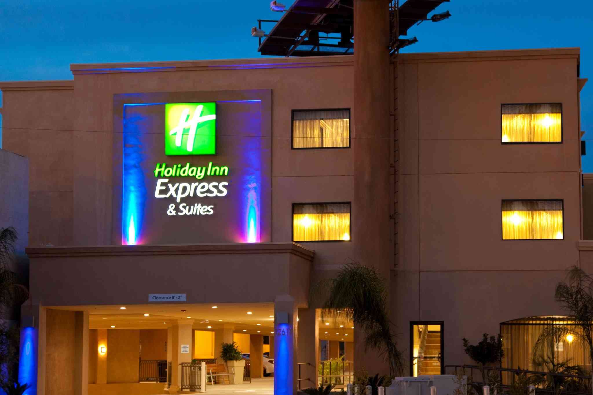 Holiday Inn Express Hotel & Suites Woodland Hills в Вудленд-Хиллз, CA