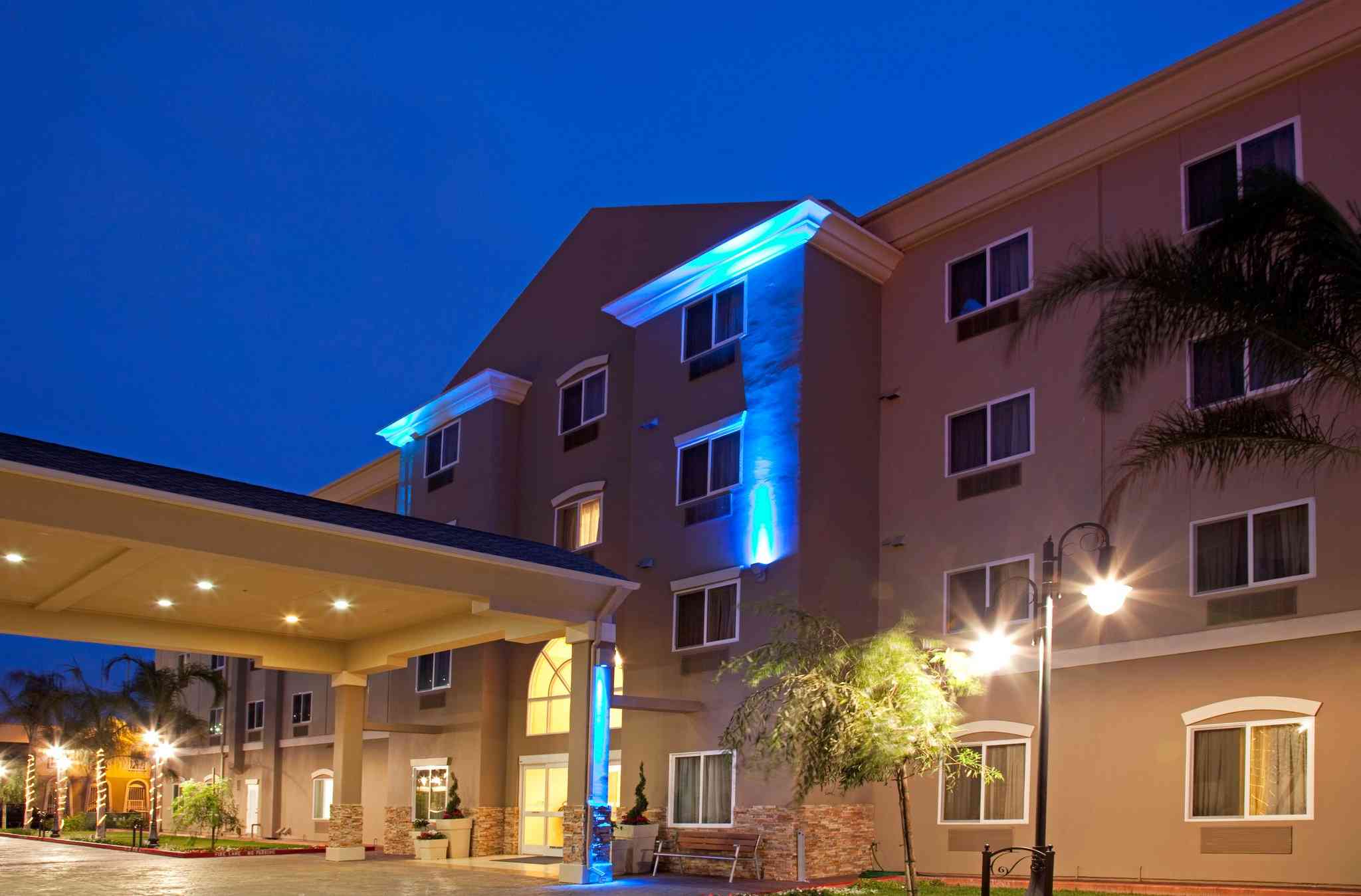 Holiday Inn Express & Suites Los Angeles Airport Hawthorne в Хоторн, CA