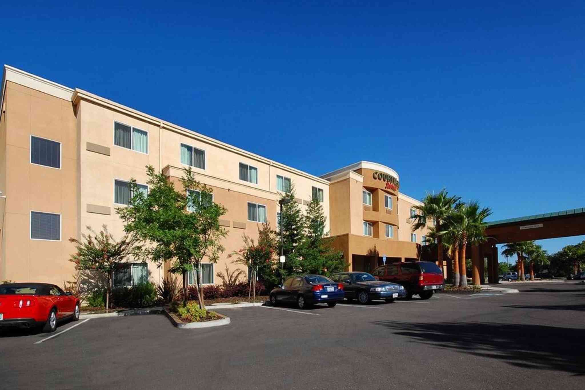 Courtyard by Marriott Merced в Merced, CA