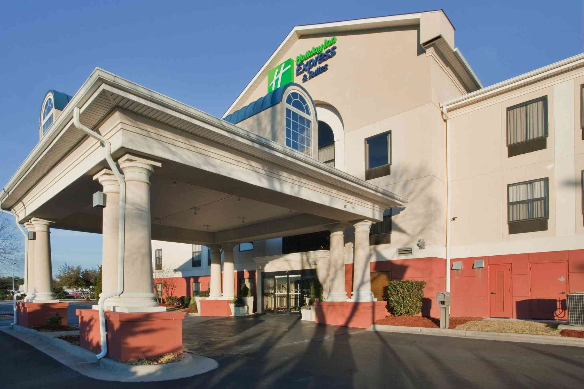 Holiday Inn Express Hotel & Suites Laurinburg в Лоринбург, NC