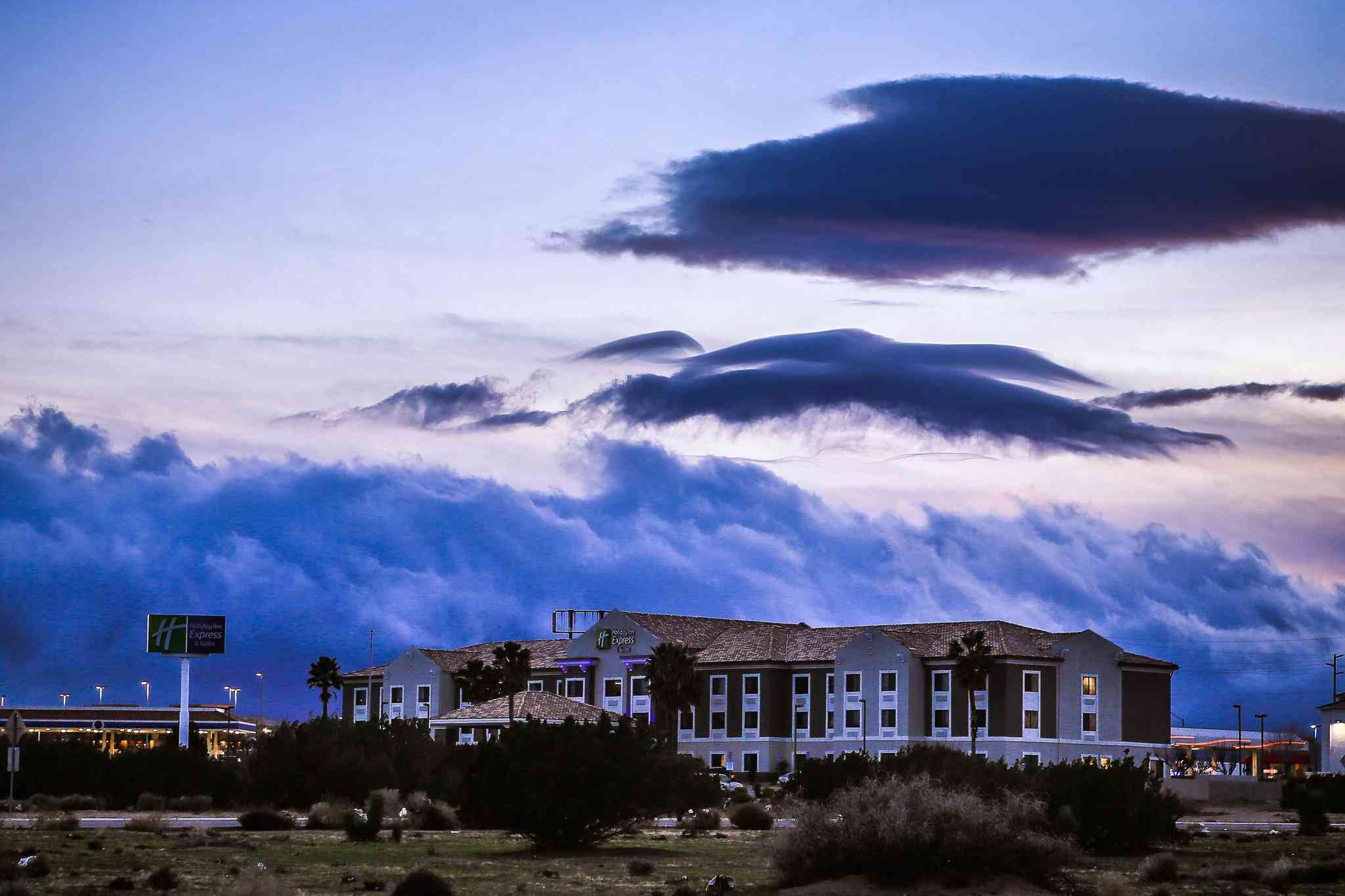 Holiday Inn Express Hotel & Suites Hesperia в Гесперия, CA