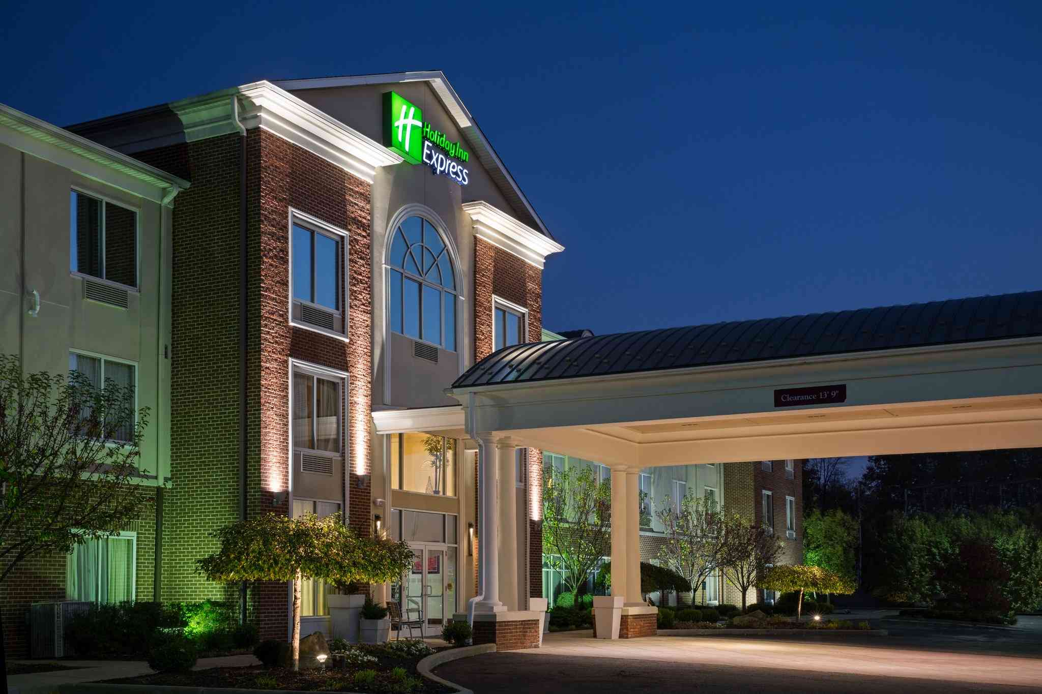 Holiday Inn Express Hotel & Suites Youngstown N (Warren/Niles) in วอร์เรน, OH