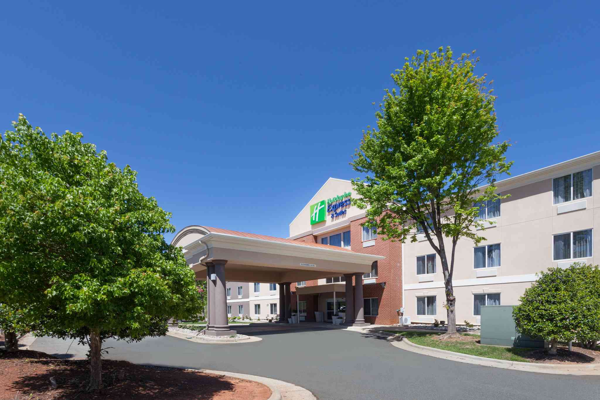 Holiday Inn Express Hotel & Suites Mebane в Мебан, NC