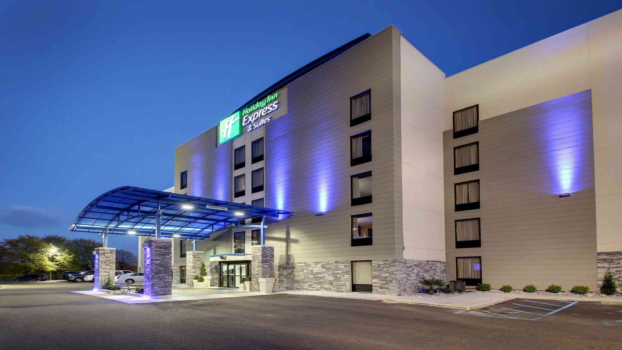 Holiday Inn Express Hotel & Suites Jackson Downtown - Coliseum в Джексон, MS