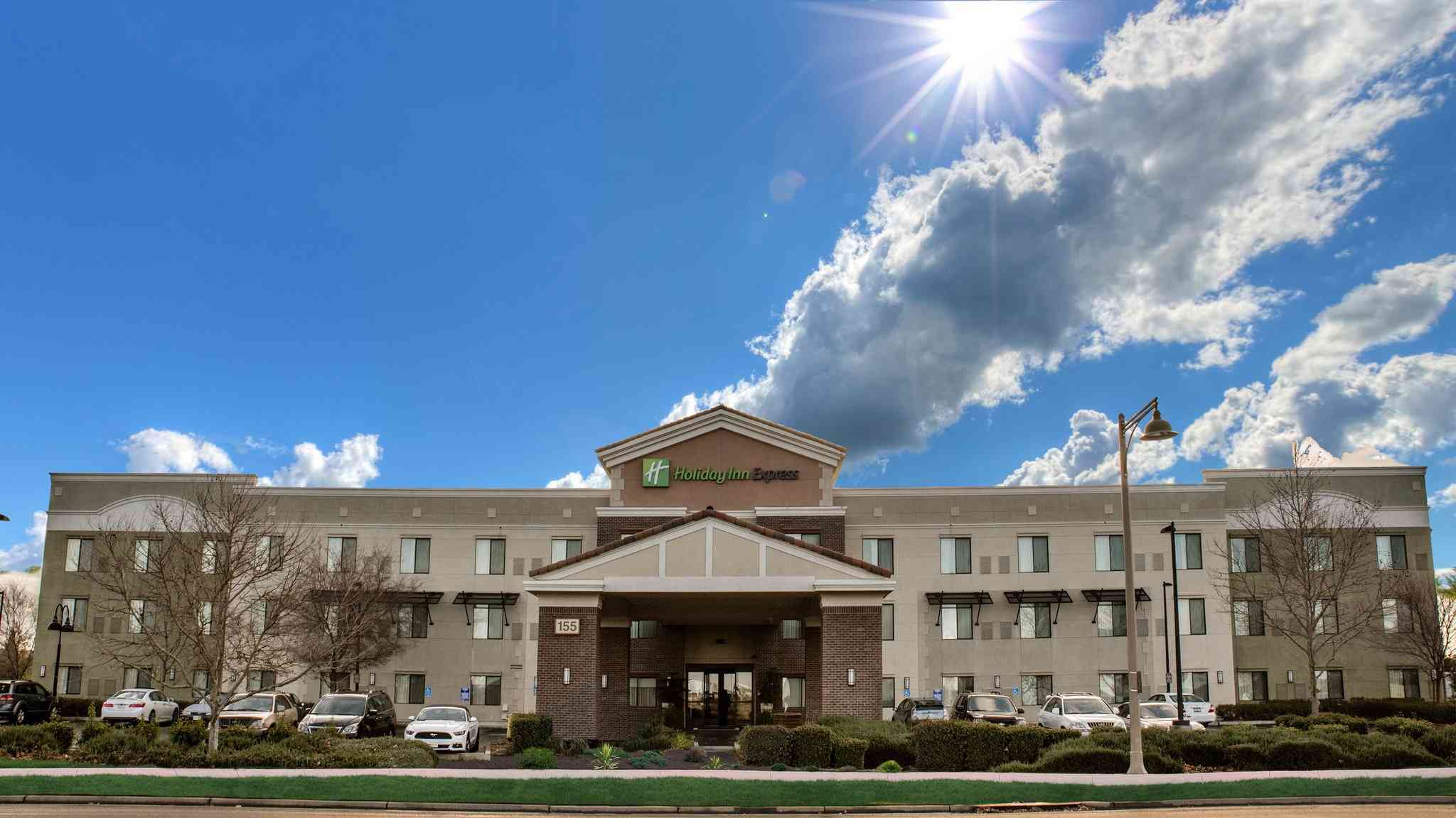 Holiday Inn Express & Suites Lincoln-Roseville Area в Линкольн, CA