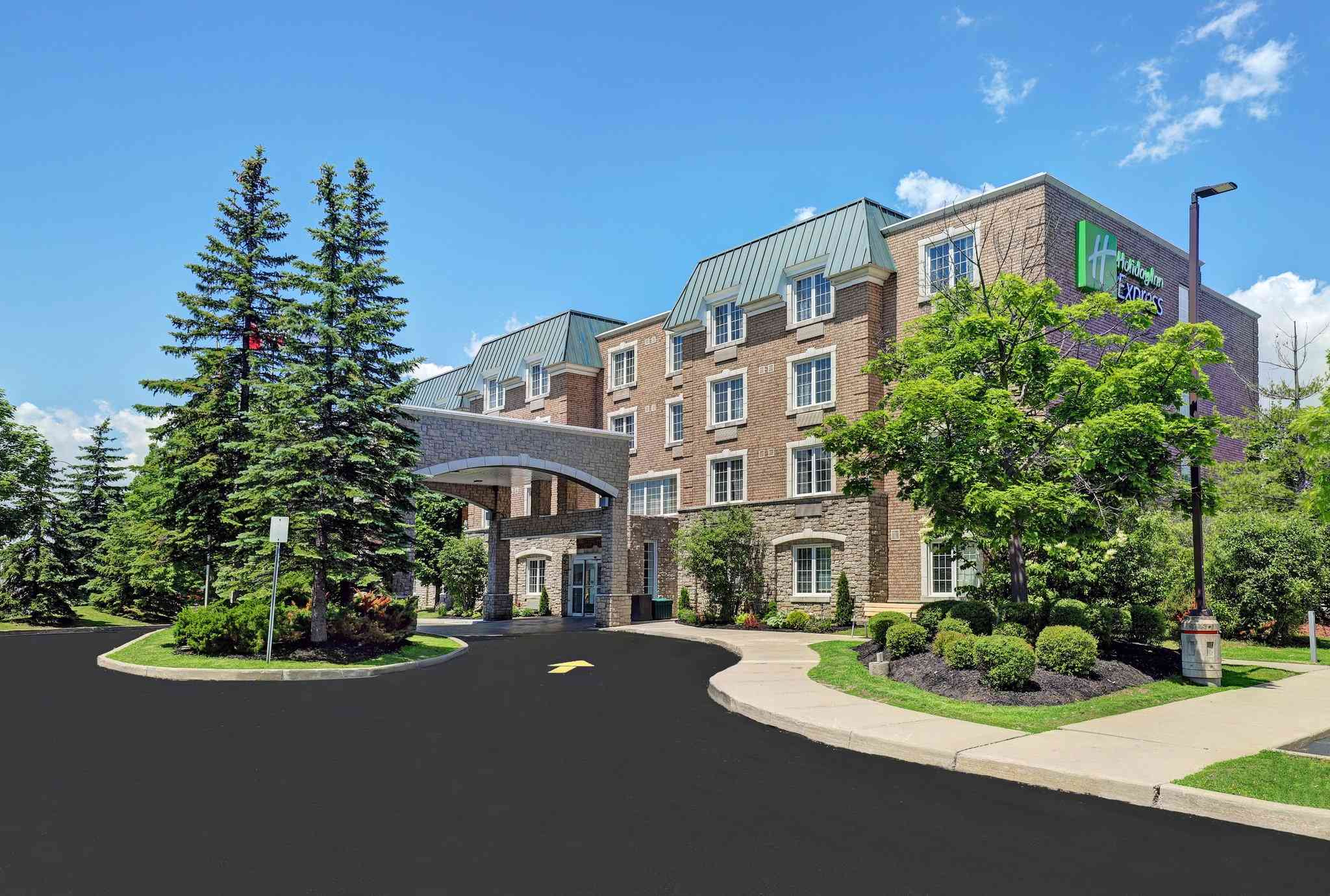 Holiday Inn Express Whitby в Уитби, ON