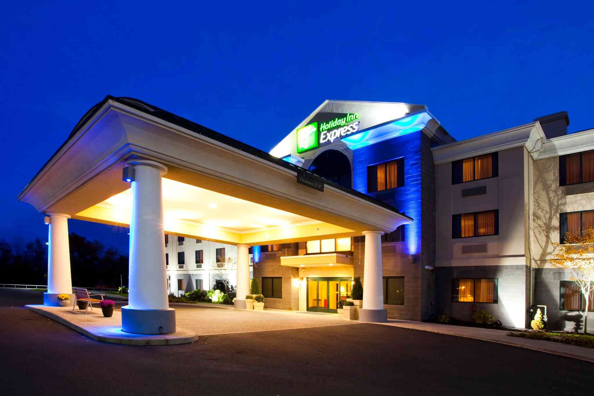 Holiday Inn Express Syracuse Airport в Сиракузы, NY