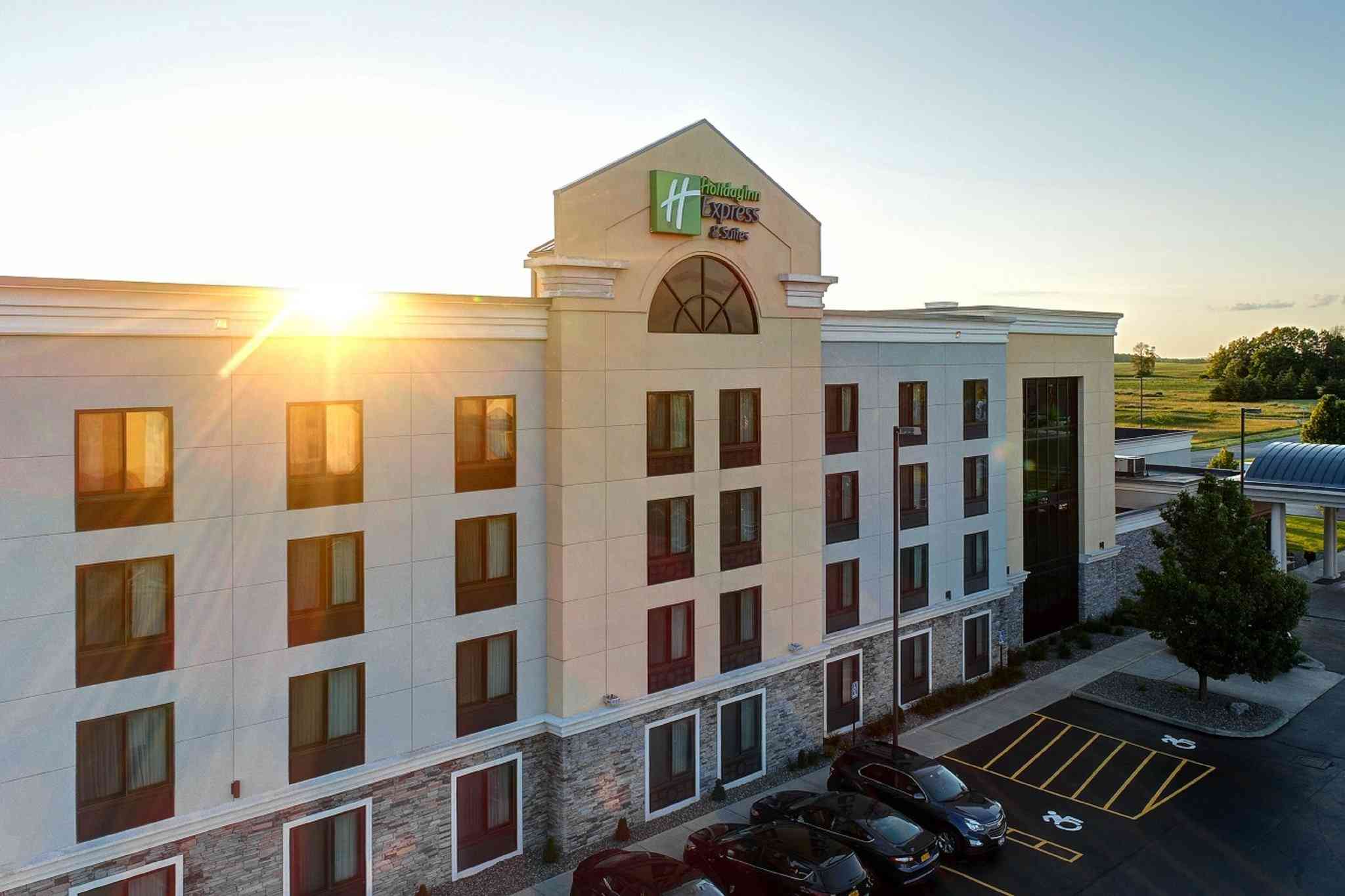 Holiday Inn Express Hotel & Suites Batavia - Darien Lake в Батавия, NY