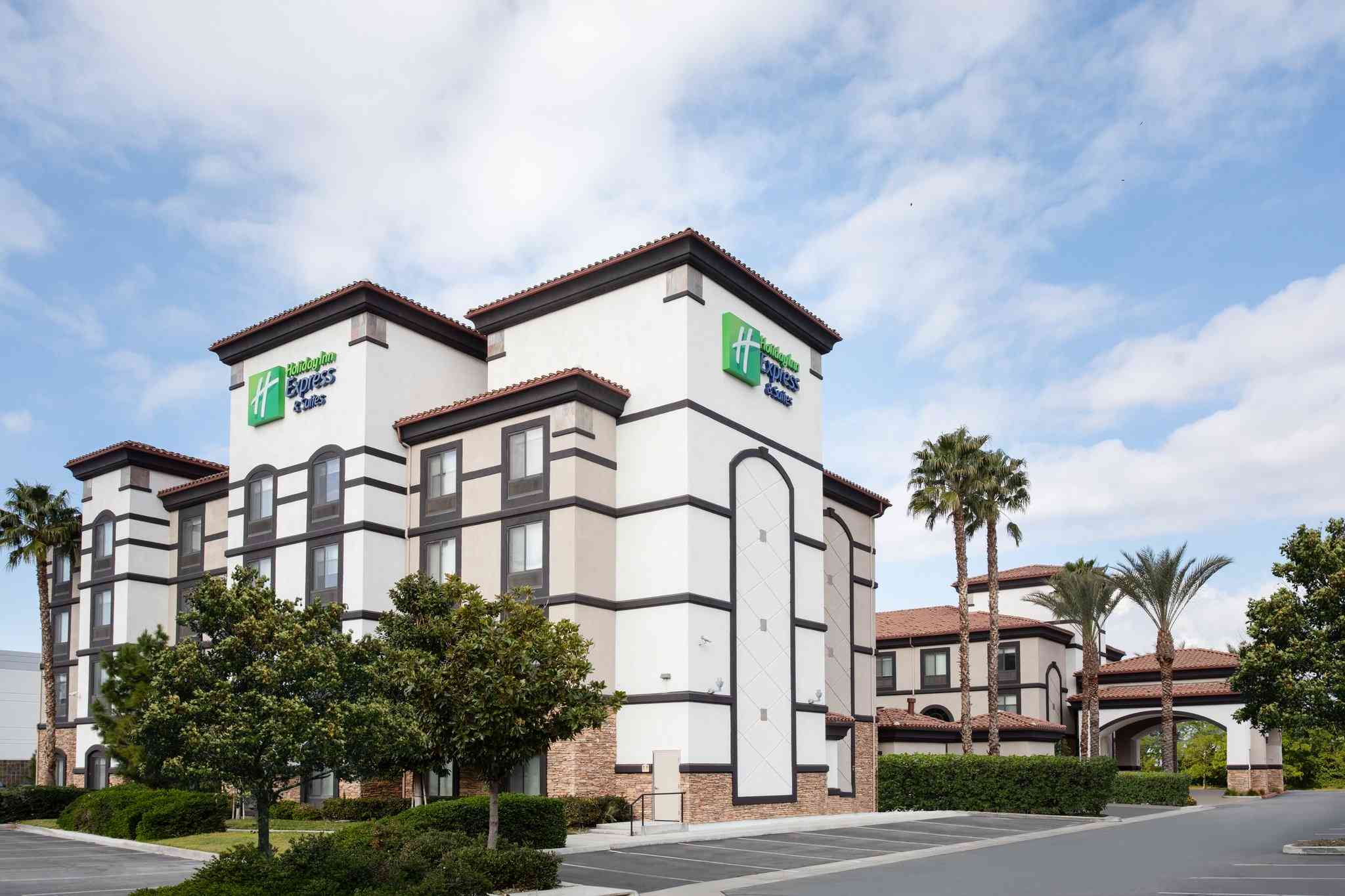 Holiday Inn Express & Suites Ontario Airport в Онтарио, CA