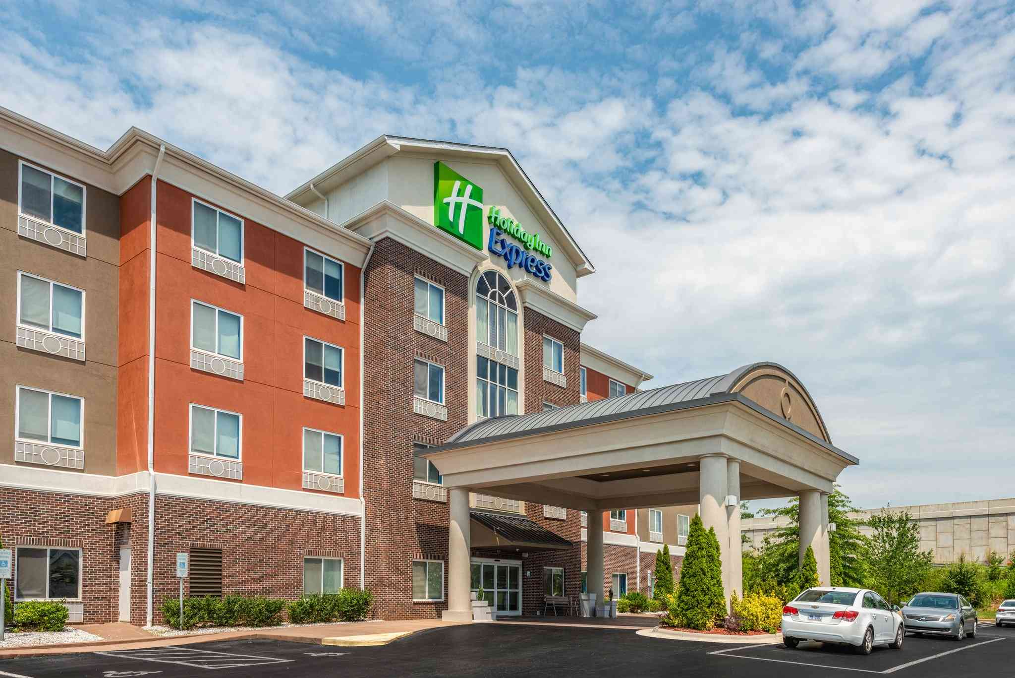 Holiday Inn Express Hotel & Suites Statesville в Стейтсвилл, NC