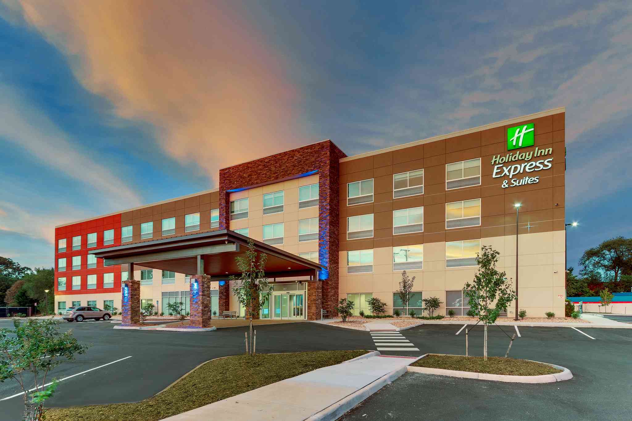 Holiday Inn Express & Suites Roanoke – Civic Center, Roanoke, VA