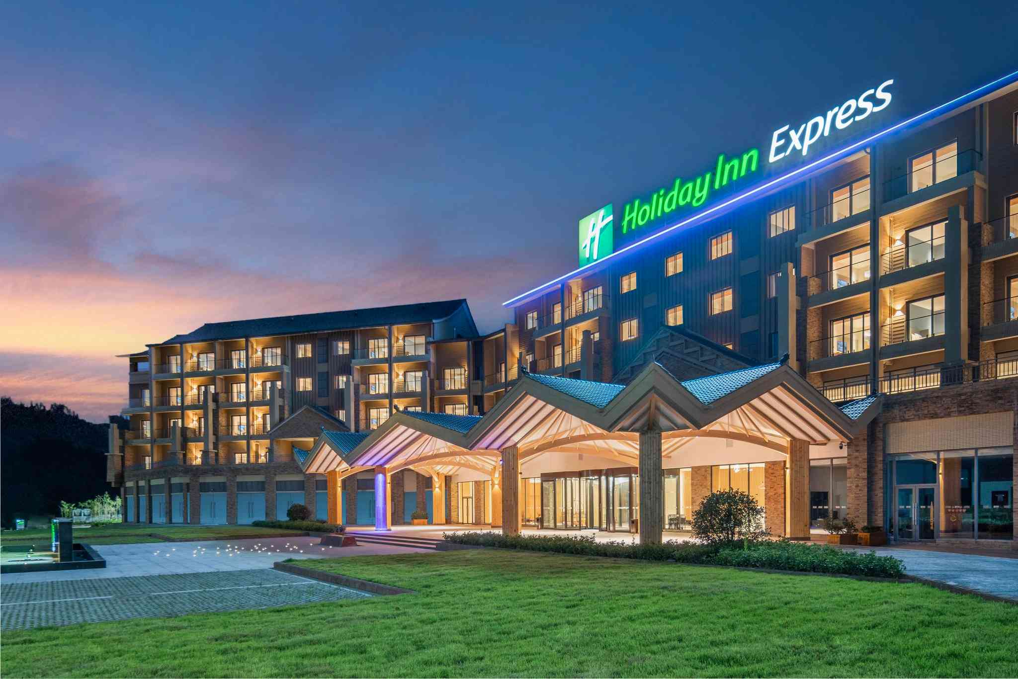 Holiday Inn Express Wawu Mountain in Meishan, CN