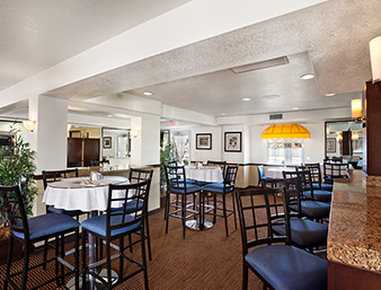 Super 8 by Wyndham Germantown/Milwaukee в Germantown, WI