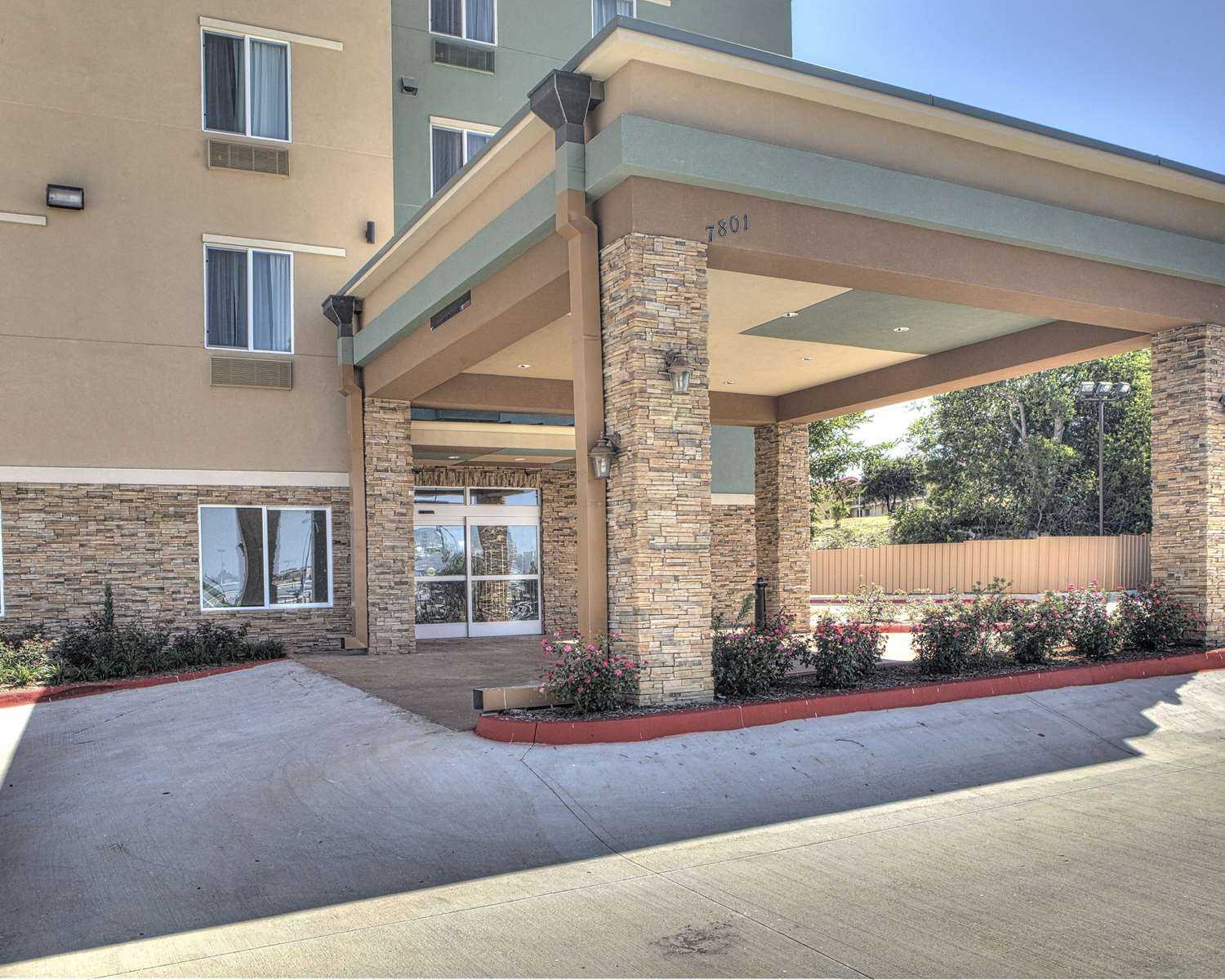 Comfort Inn and Suites Fort Worth West в White Settlement, TX