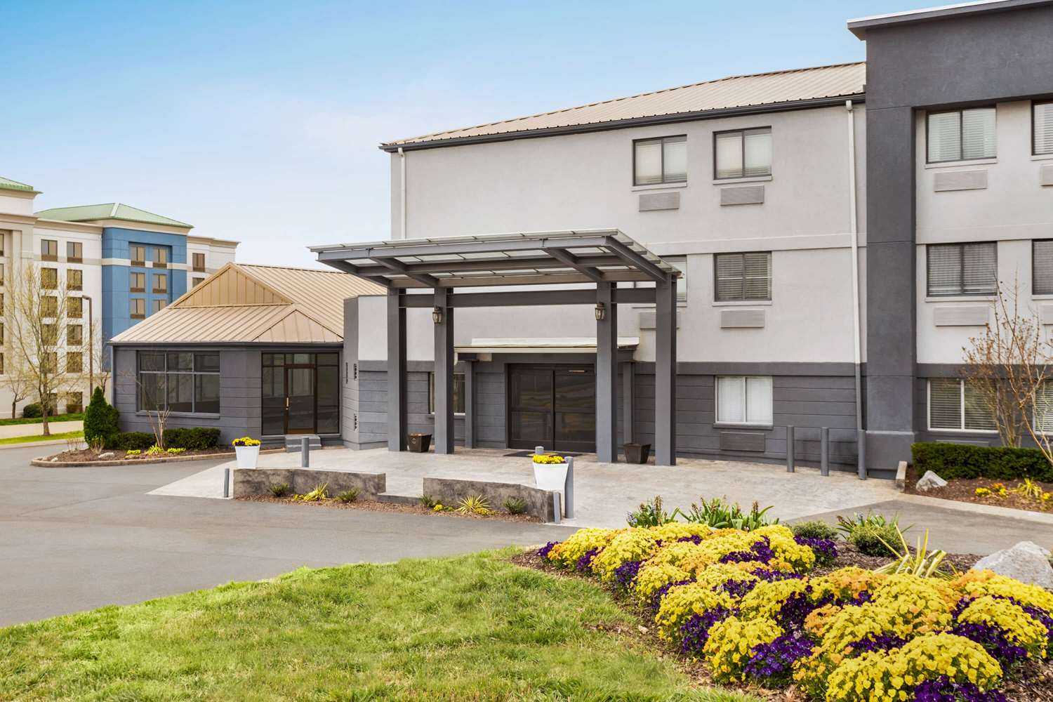 Super 8 by Wyndham Nashville Airport North в Nashville, TN