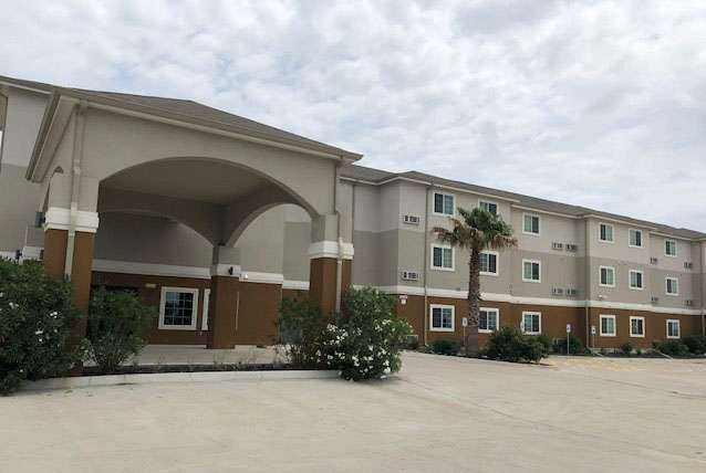 Super 8 by Wyndham Kenedy в Kenedy, TX