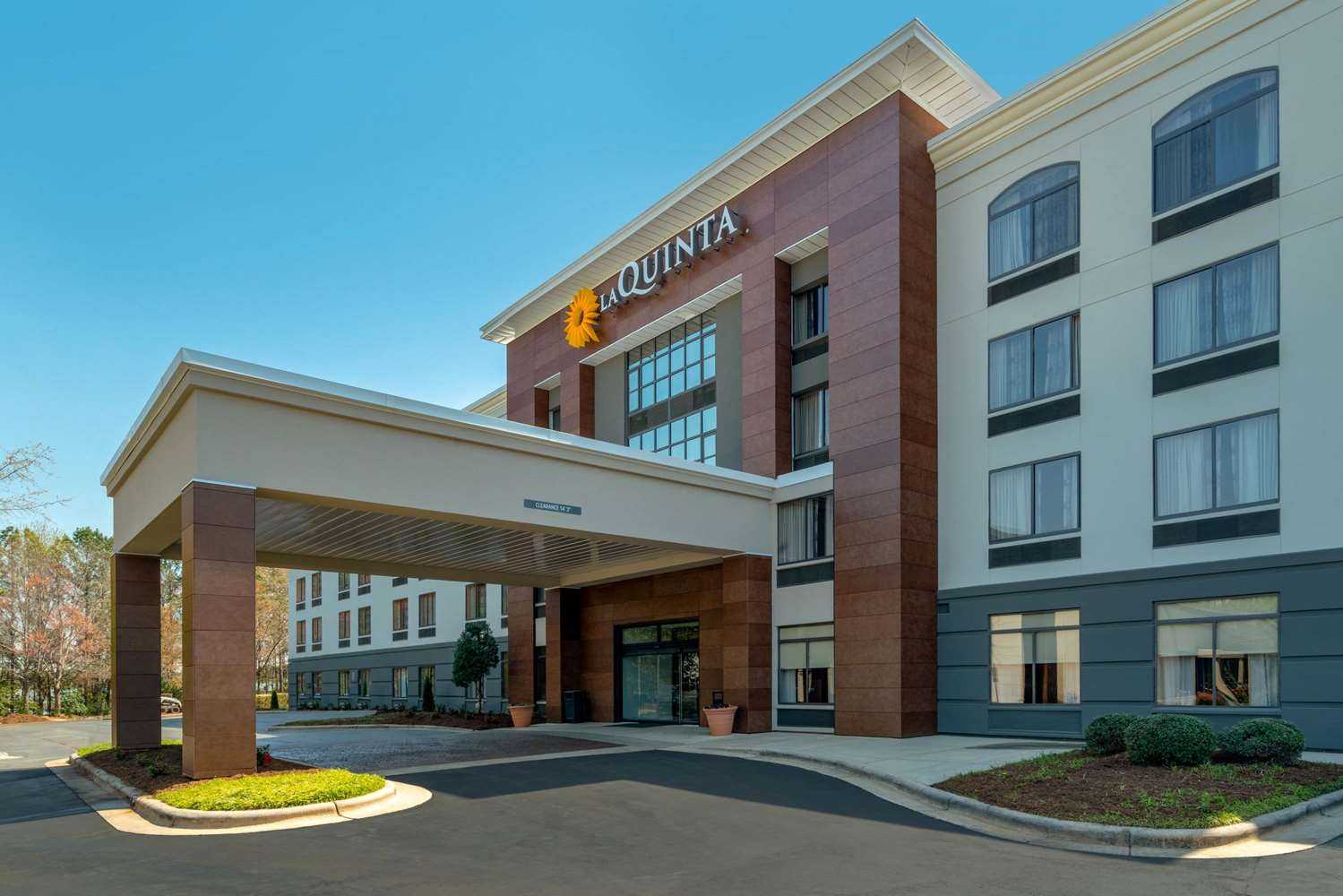 La Quinta Inn & Suites by Wyndham Raleigh Downtown North в Raleigh, NC