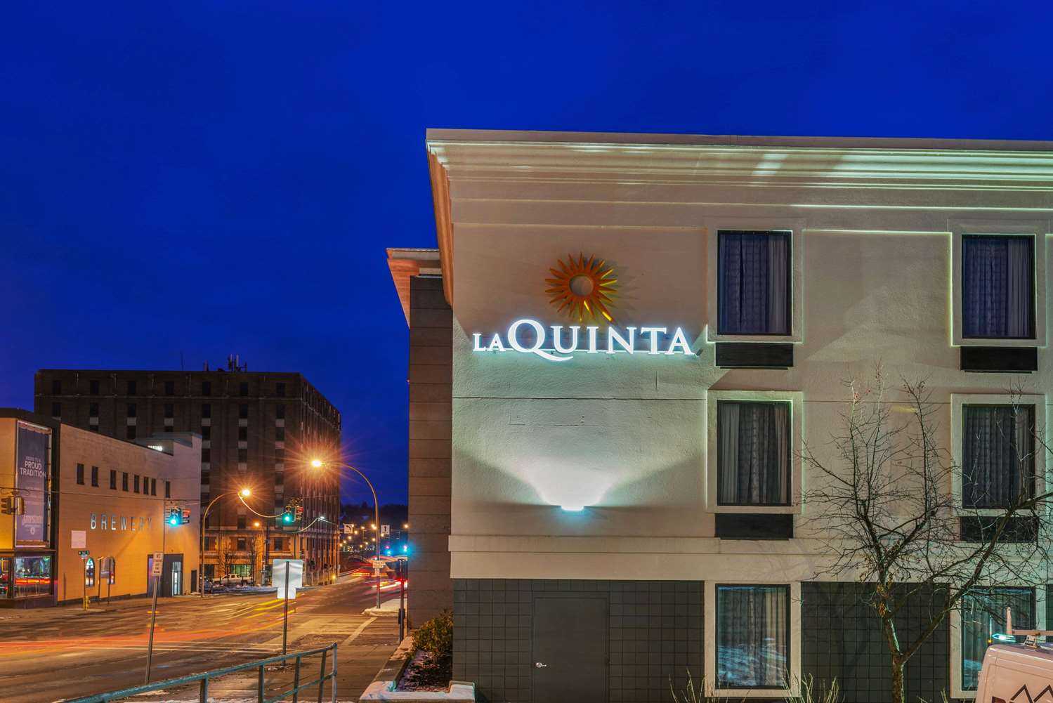 Jamestown, NYにおけるLa Quinta Inn & Suites by Wyndham Jamestown 