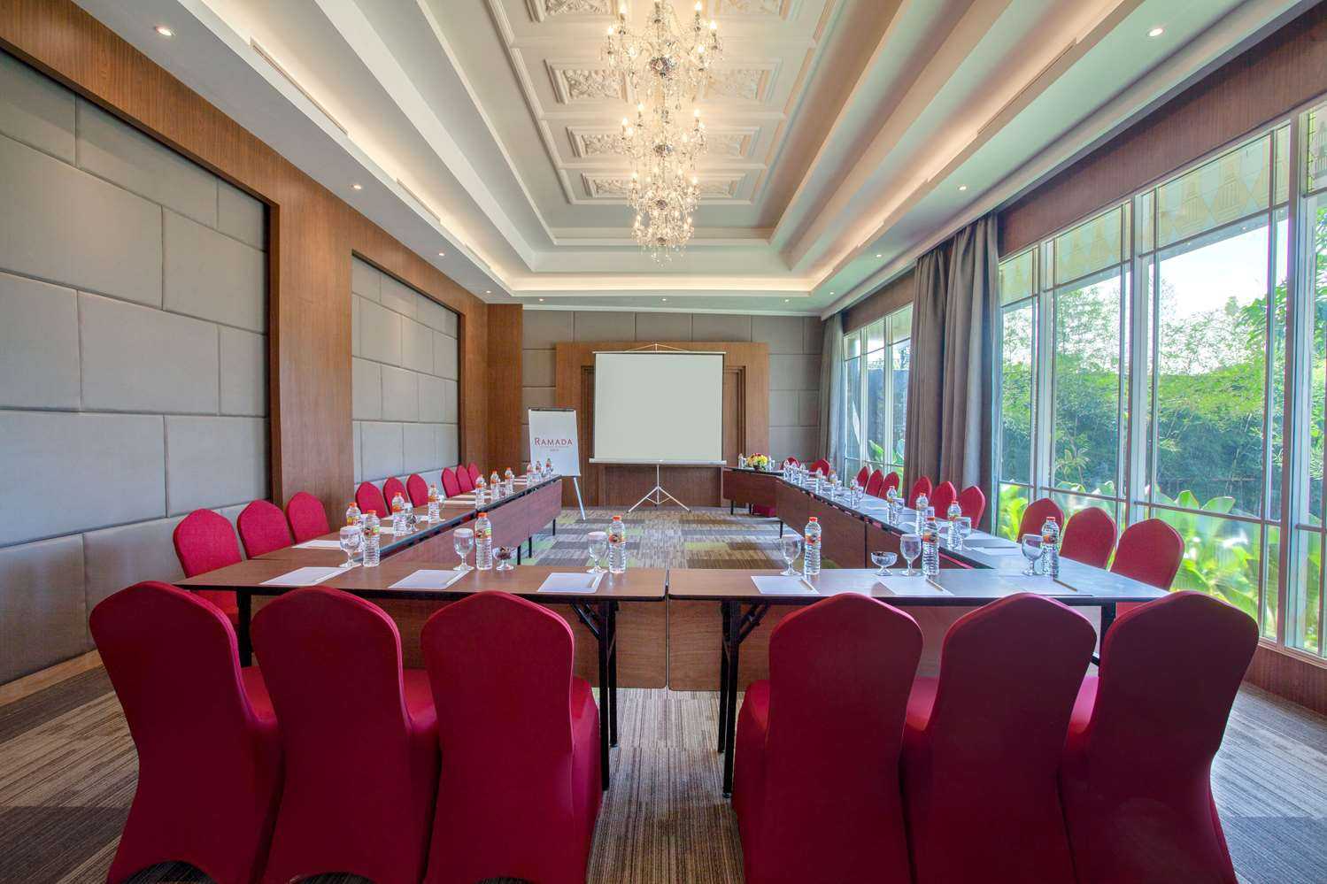 Ramada Suites By Wyndham Solo в Solo, ID