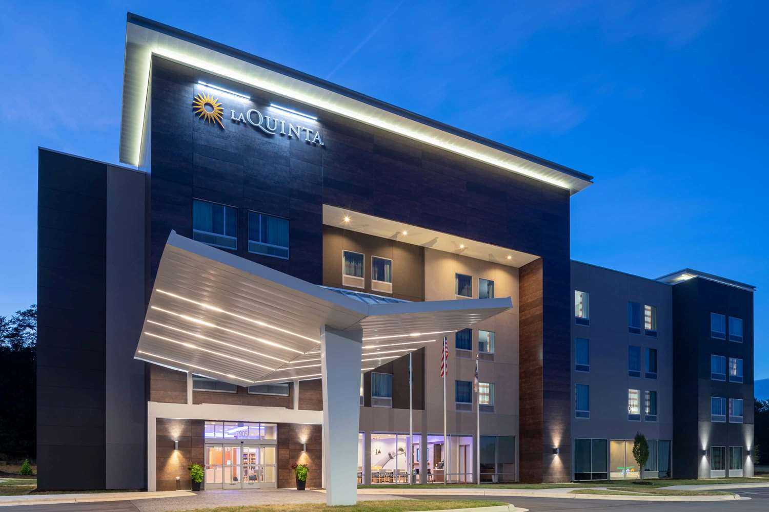 La Quinta Inn & Suites by Wyndham Greensboro Arpt High Point в Greensboro, NC