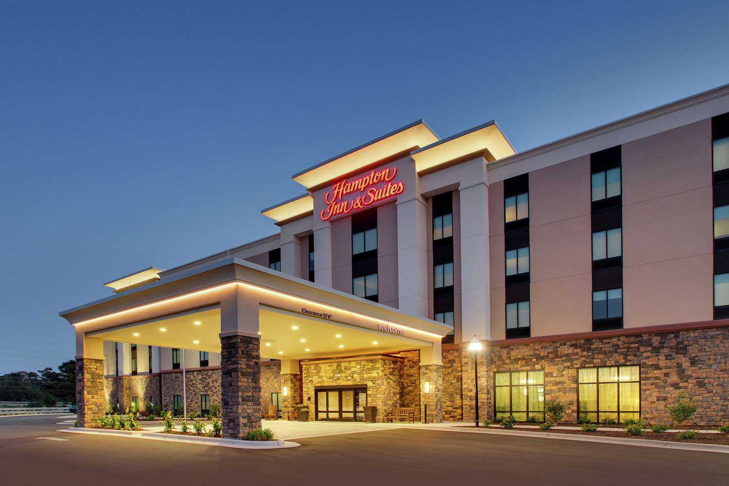 Hampton Inn & Suites Southport в Southport, NC