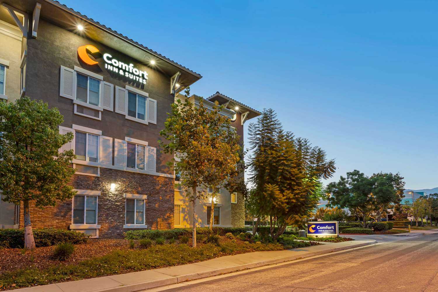 Comfort Inn and Suites Near Ontario Airport в Ontario, CA