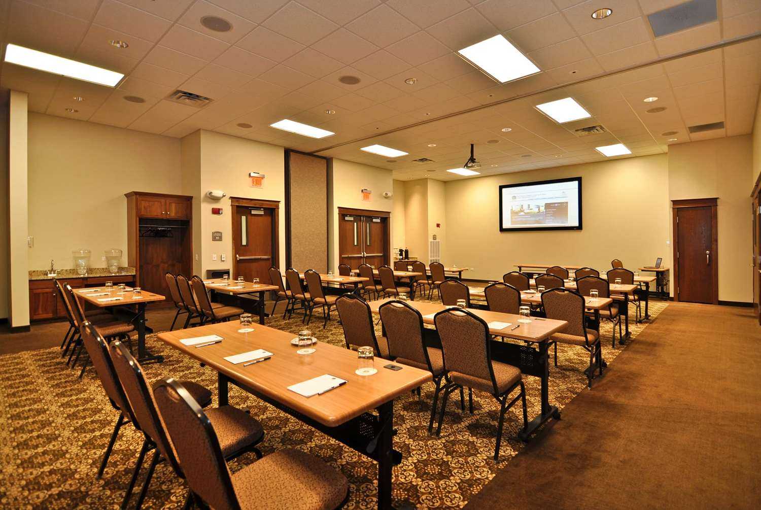 Montcler Hotel & Conference Center, Trademark by Wyndham в Sandwich, IL