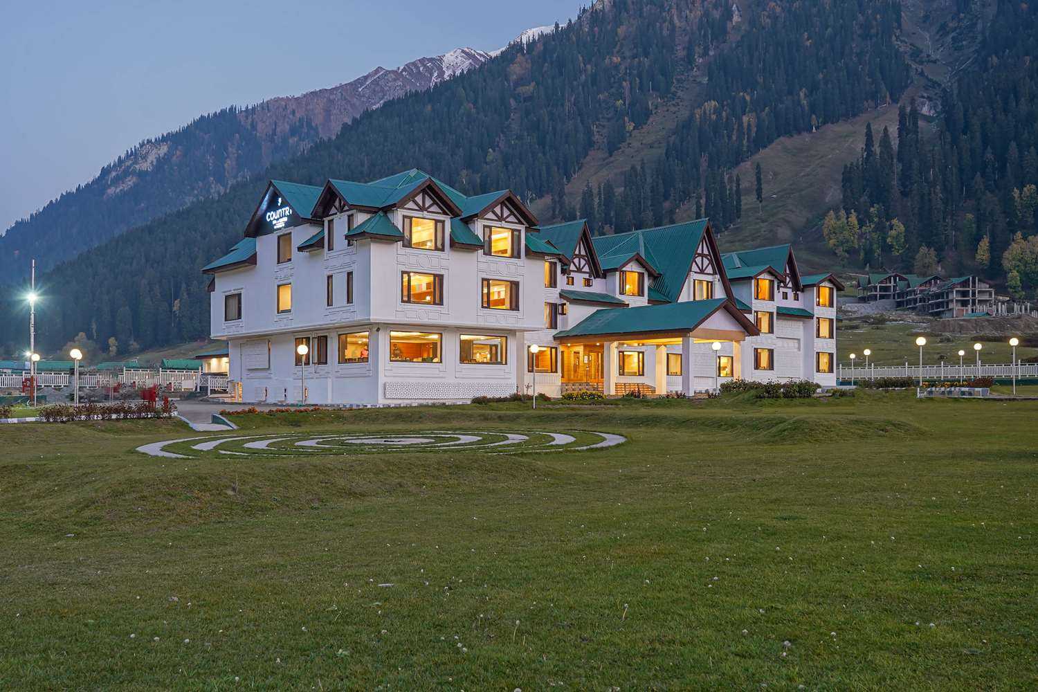 Country Inn & Suites by Radisson Sonamarg в Sonamarg, IN