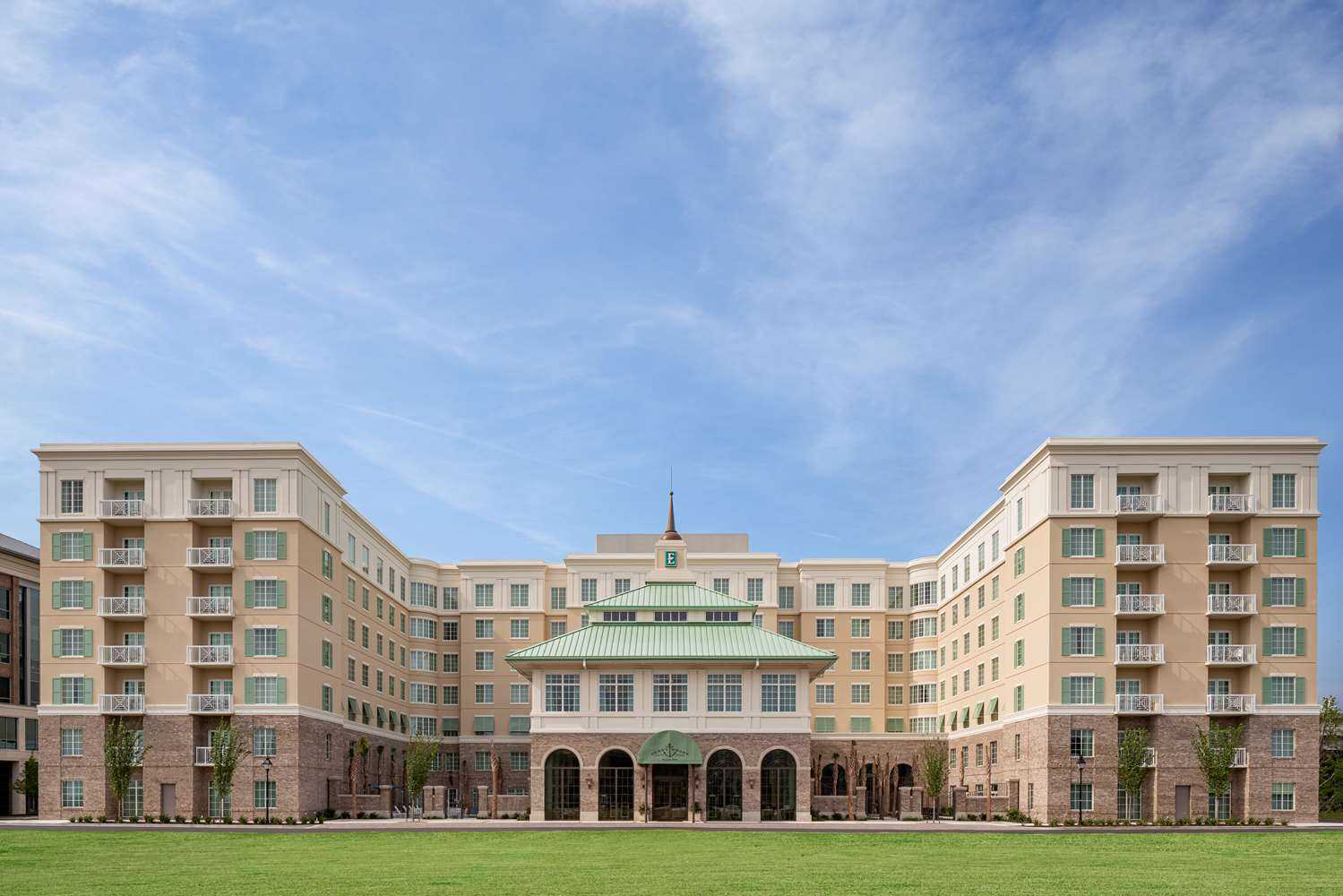 Embassy Suites by Hilton Charleston Harbor Mt. Pleasant в Mt. Pleasant, SC
