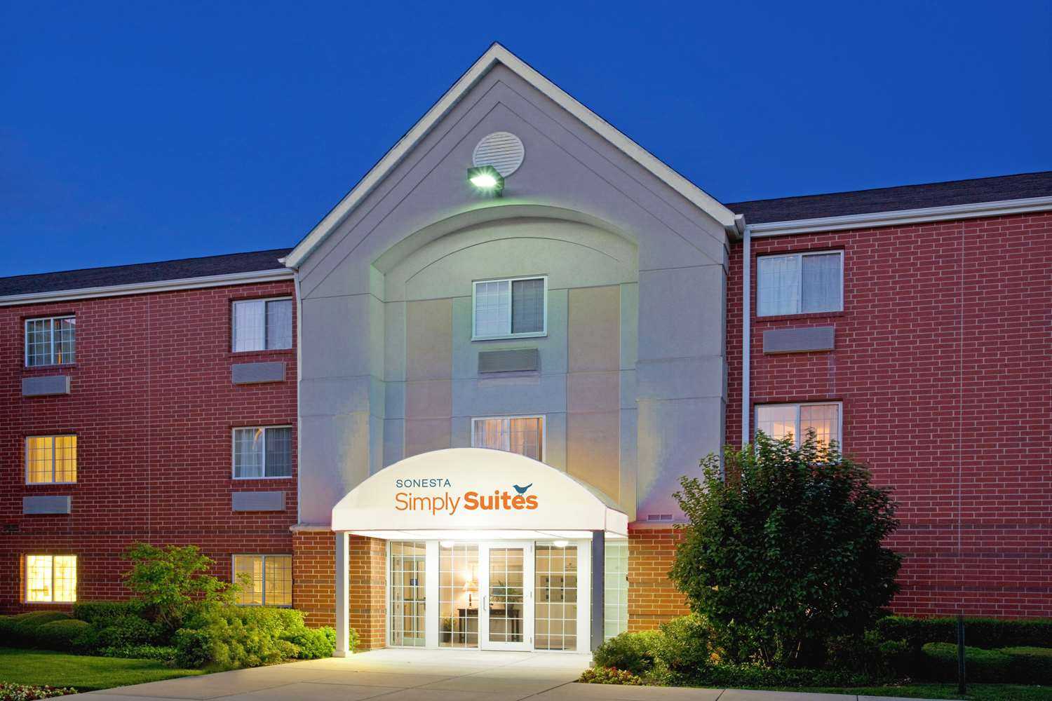 Sonesta Simply Suites Chicago Naperville в Warrenville, IL