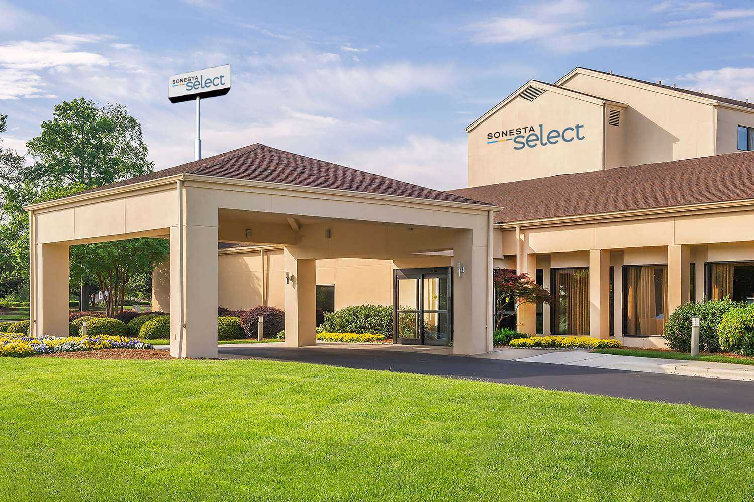 Sonesta Select Charlotte University Research Park в Charlotte, NC