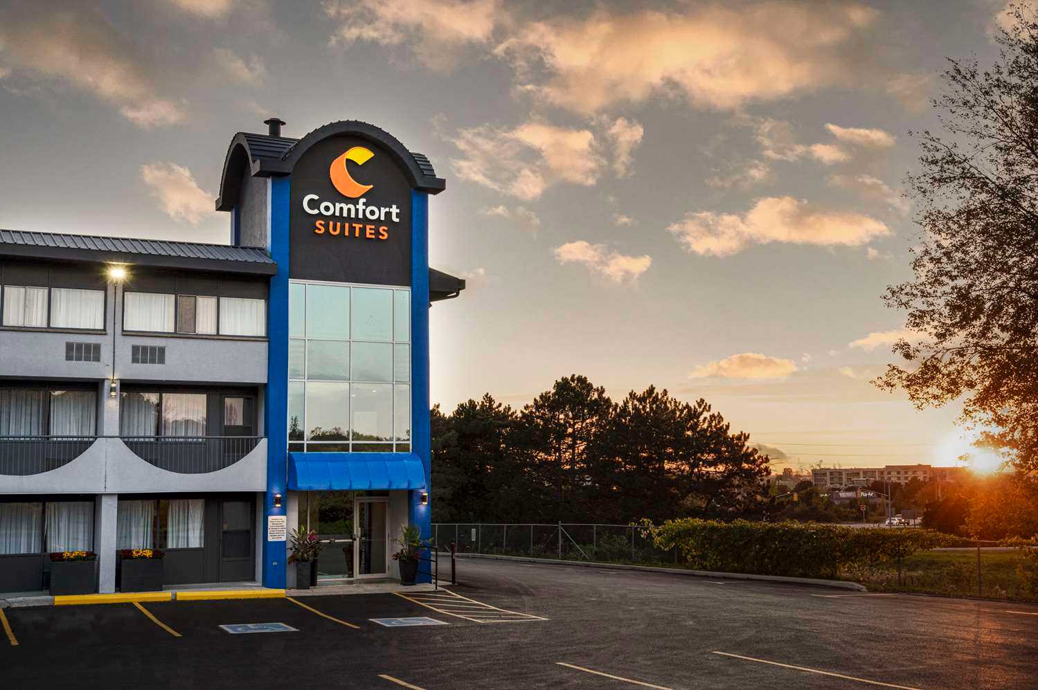 Comfort Suites Kingston Central (Opening July 1, 2021) в Kingston, ON