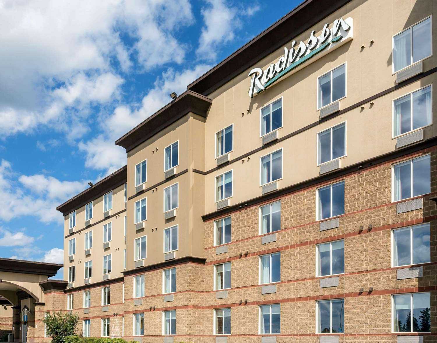 Fort McMurray, AB 的 Radisson Hotel & Suites Fort McMurray