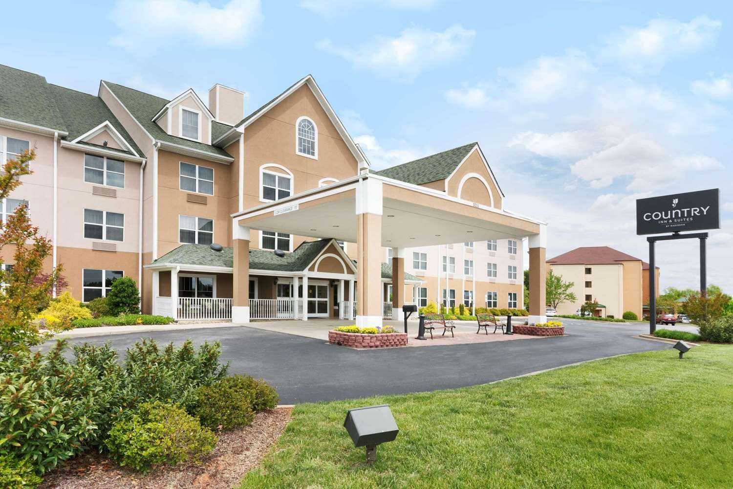 Country Inn and Suites By Radisson, Burlington (Elon), NC в Burlington, NC