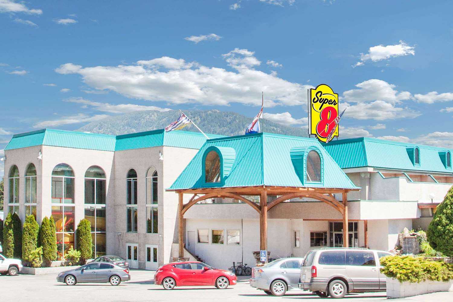 Super 8 by Wyndham Castlegar BC в Castlegar, BC