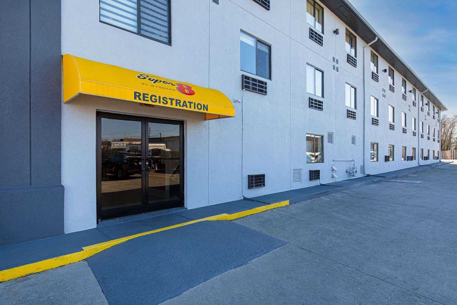 Super 8 by Wyndham Johnson City в Johnson City, TN