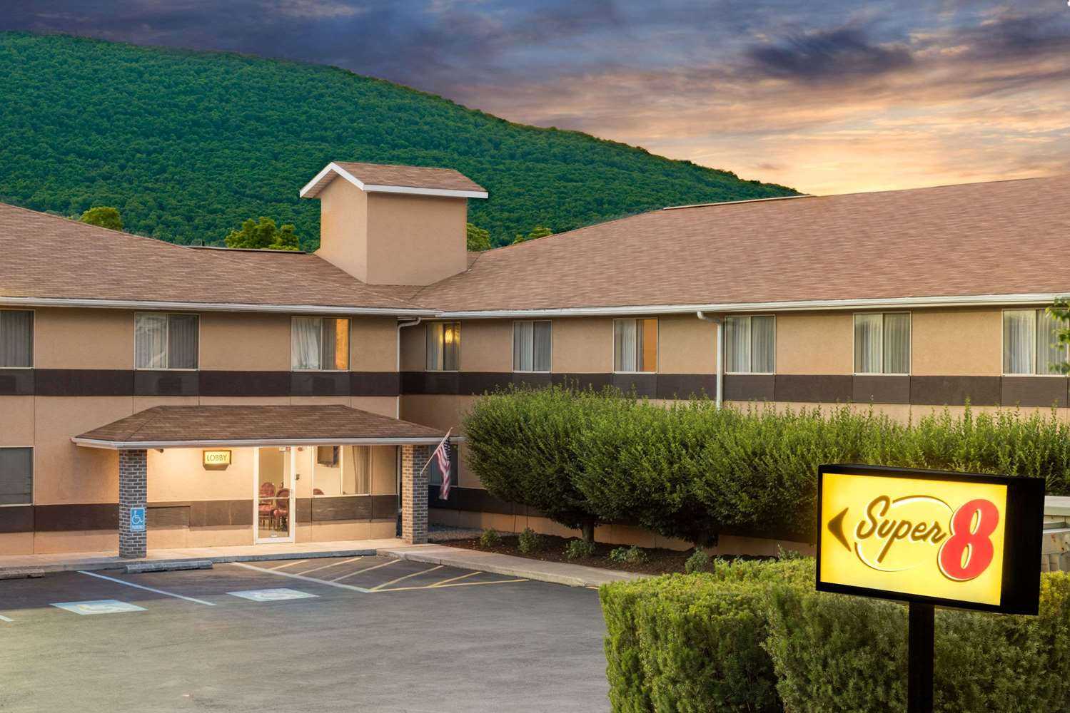 Super 8 by Wyndham Burnham/Lewistown, Burnham, PA