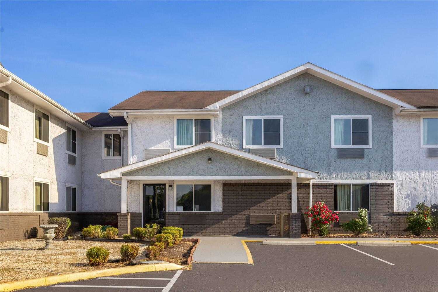 Super 8 by Wyndham South Boston VA в South Boston, VA