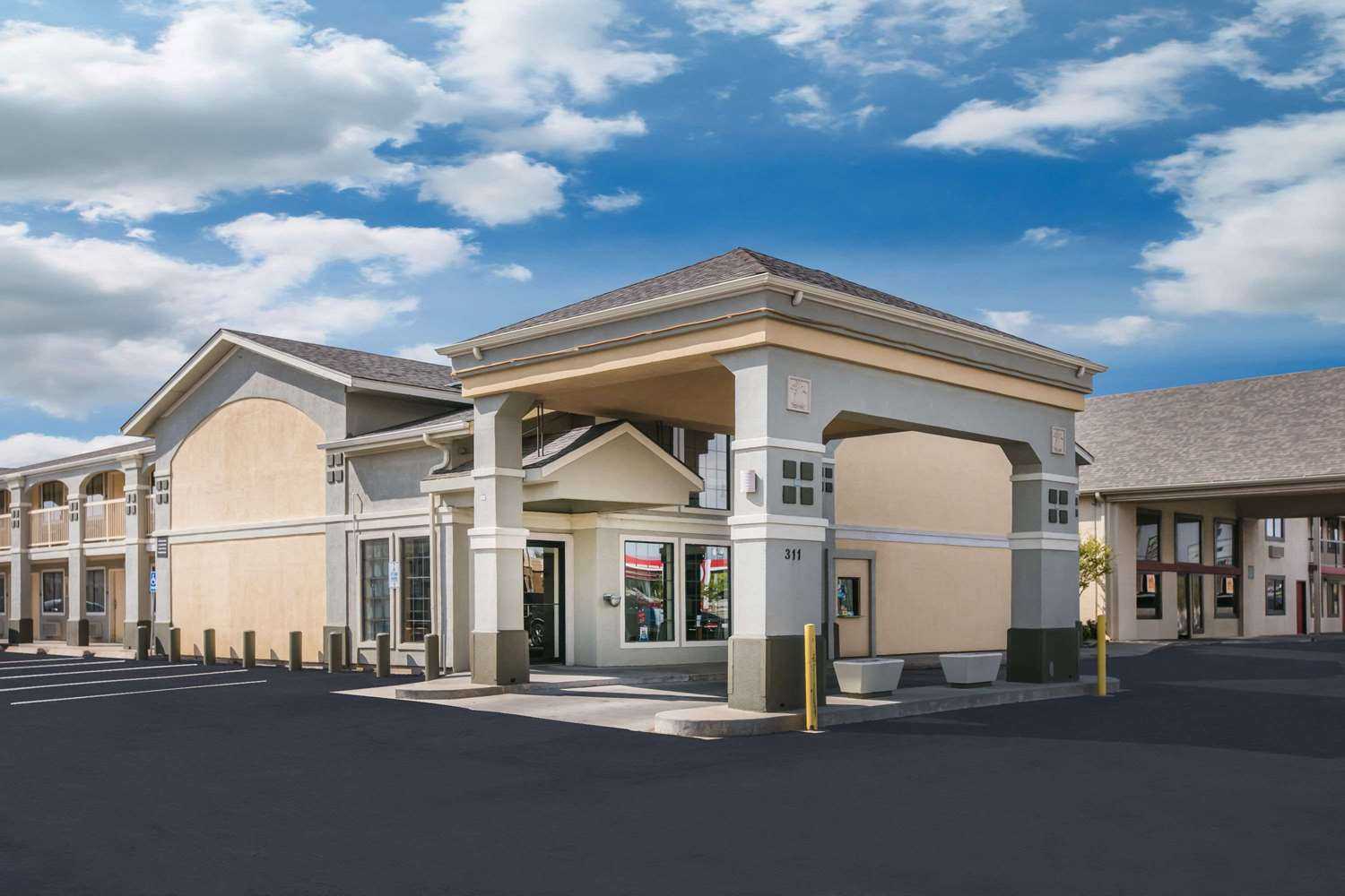 Super 8 by Wyndham Oklahoma Airport Fairgrounds West в Oklahoma City, OK