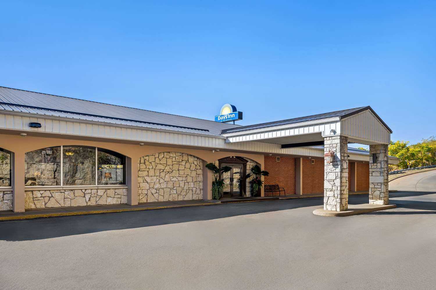 Days Inn by Wyndham Dubuque в Dubuque, IA