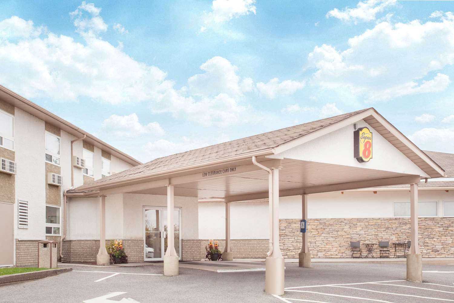 Super 8 by Wyndham Kenora в Kenora, ON