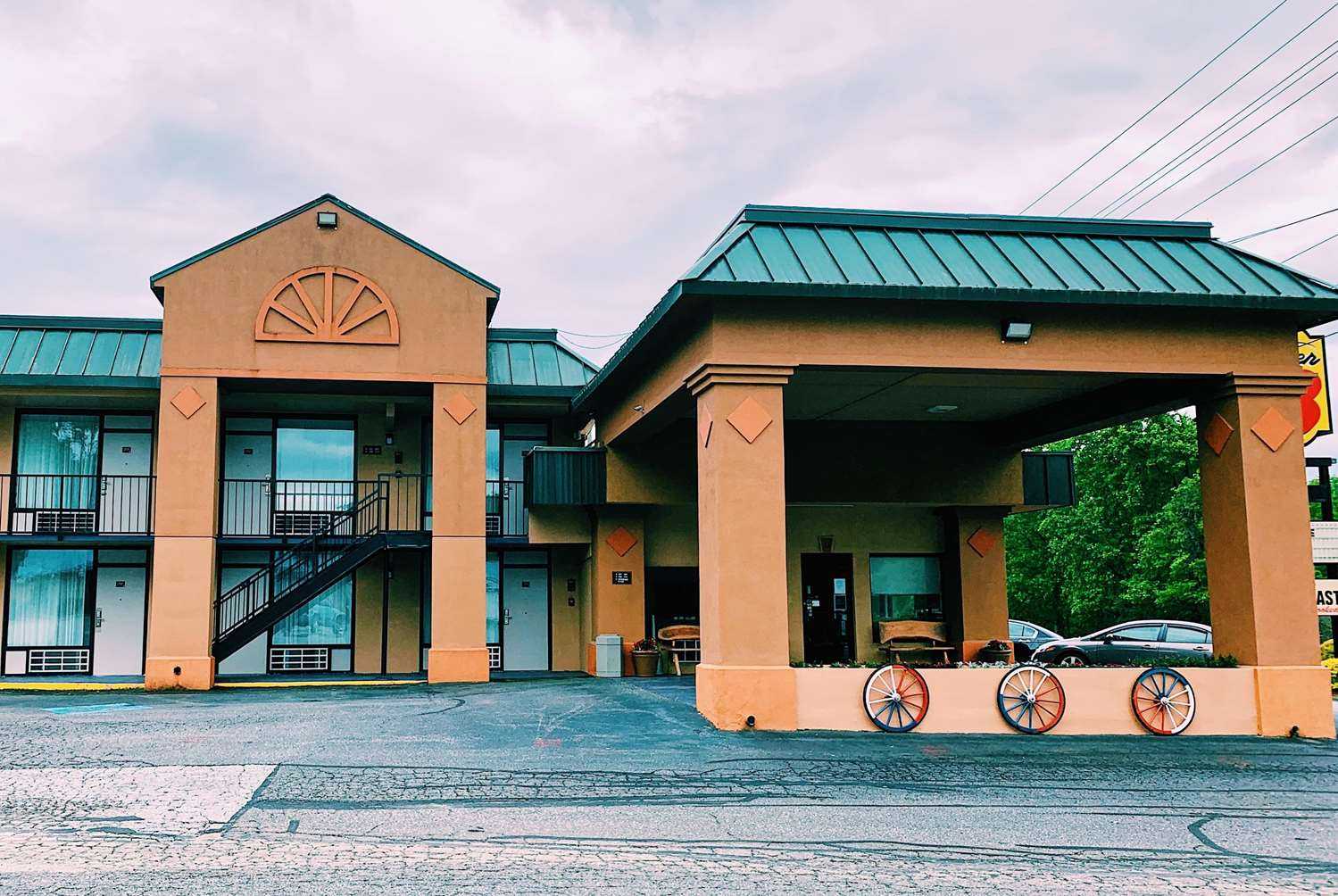 Super 8 by Wyndham Marion NC в Marion, NC