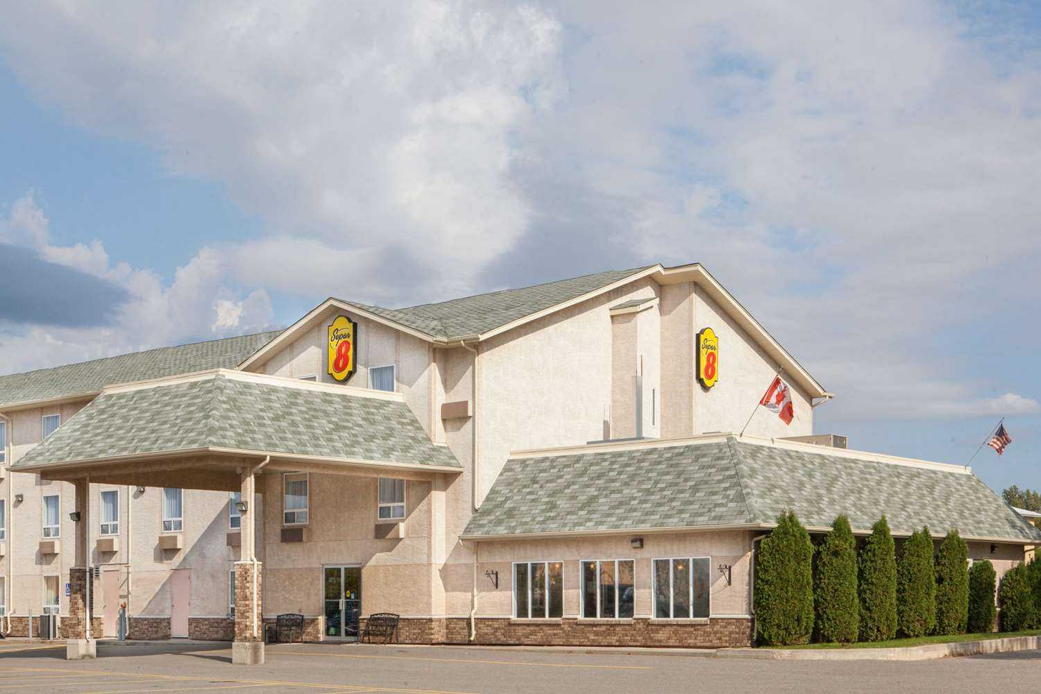 Super 8 by Wyndham Fort Frances в Fort Frances, ON